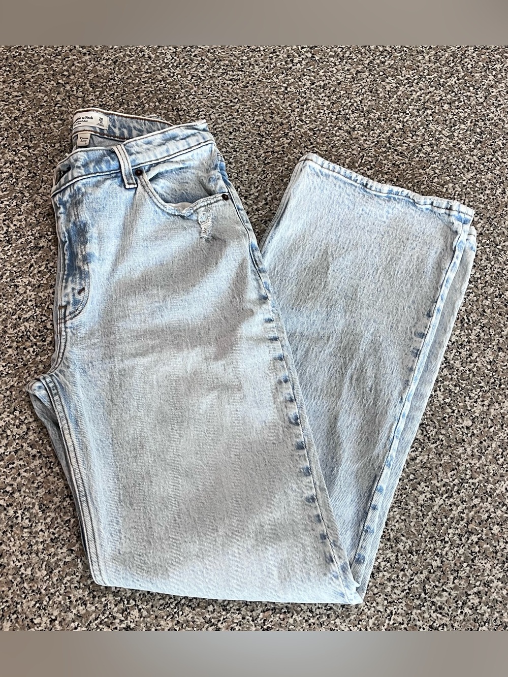 Abercrombie and Fitch Curve Love 90’s Relaxed Jean Light Wash Womens 2 R/ 26